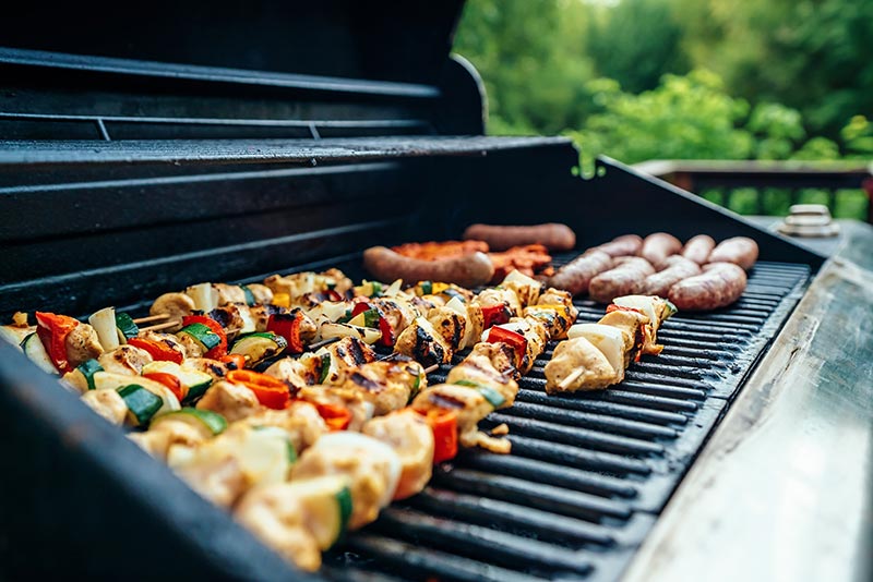 Gasgrill mit Gemüse und Fleisch